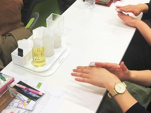 新「ルクエ」を手に取る販売員ら